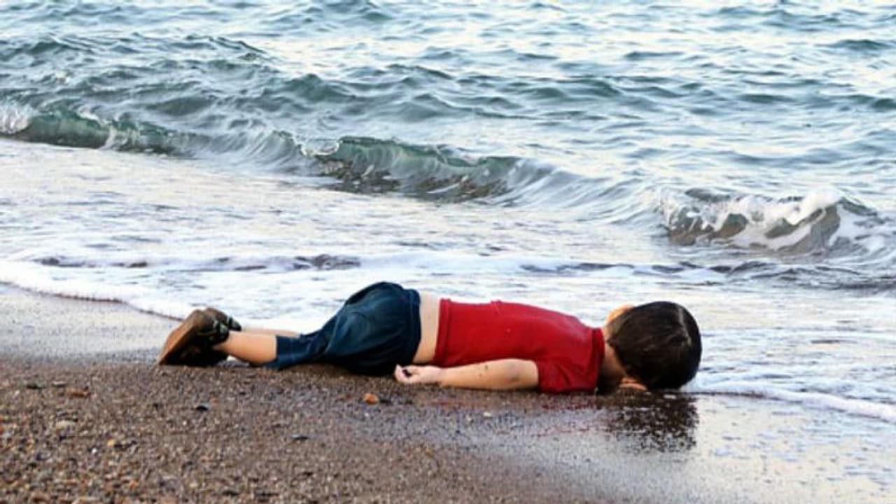 শেষ সময়েও আঁকড়ে ধরে বাবাকে! ট্রাম্পের শরণার্থী নীতির বলি দুধের শিশু শেষ সময়েও আঁকড়ে ধরে বাবাকে! ট্রাম্পের শরণার্থী নীতির বলি দুধের শিশু