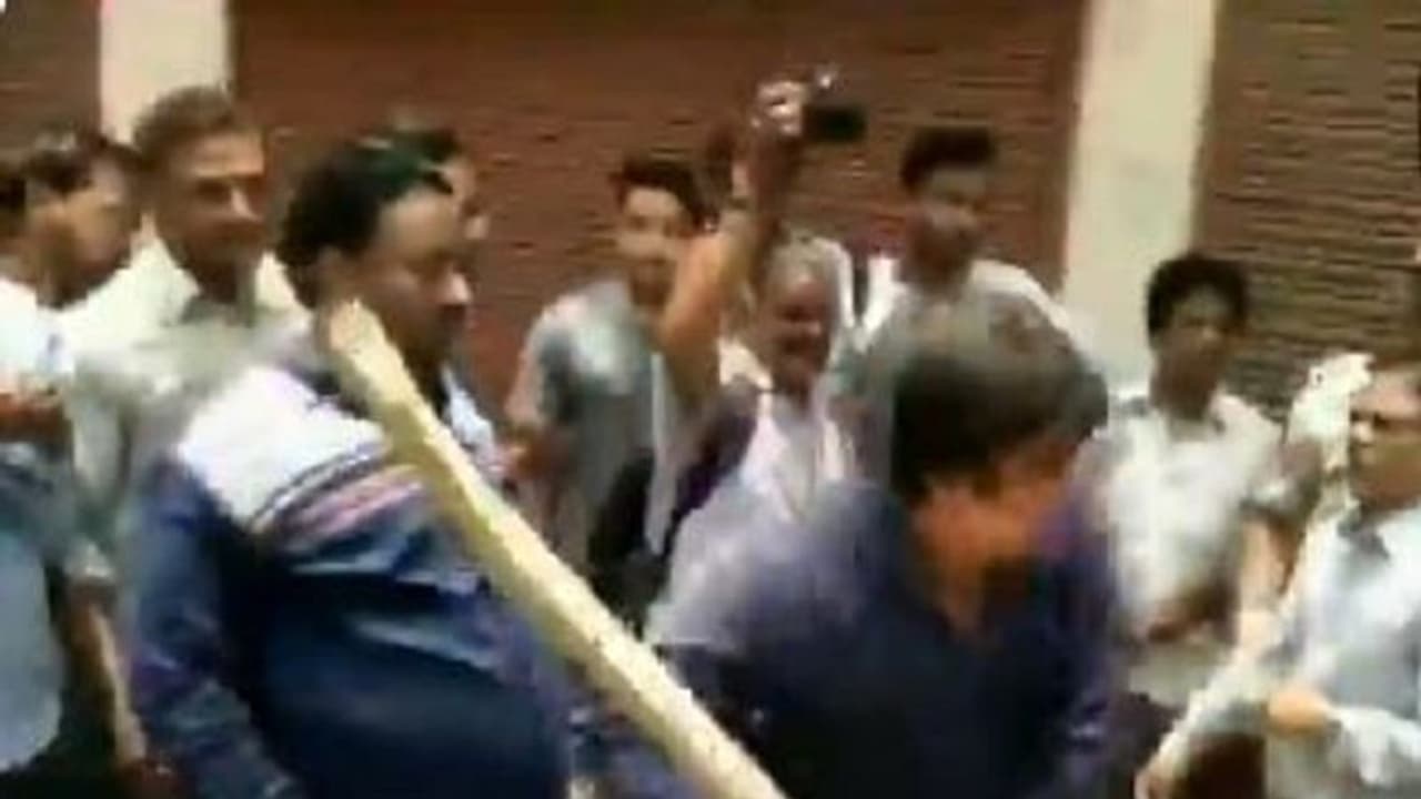 ನವಭಾರತ: ಅಧಿಕಾರಿಗೆ ಬ್ಯಾಟ್’ನಿಂದ ಹೊಡೆದ ಬಿಜೆಪಿ ಶಾಸಕ! ನವಭಾರತ: ಅಧಿಕಾರಿಗೆ ಬ್ಯಾಟ್’ನಿಂದ ಹೊಡೆದ ಬಿಜೆಪಿ ಶಾಸಕ!