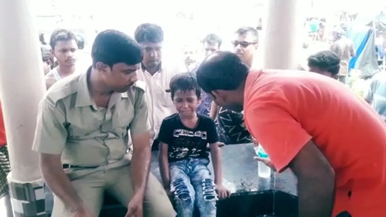 দীঘায় সমুদ্রস্নানে মগ্ন বাবা মা, গাড়িতে আটক ছেলের প্রাণ ফেরাল পুলিশ দীঘায় সমুদ্রস্নানে মগ্ন বাবা মা, গাড়িতে আটক ছেলের প্রাণ ফেরাল পুলিশ