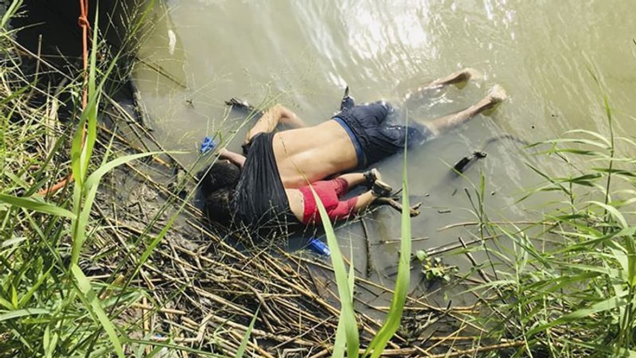 അഭയാര്ത്ഥി ക്യാമ്പിലെ ദുരിത ജീവിതത്തില് നിന്ന് പിഞ്ചുകുഞ്ഞുമായി നീന്തിയെത്തിയത് മരണത്തിലേക്ക്; വിങ്ങലായി ചിത്രം അഭയാര്ത്ഥി ക്യാമ്പിലെ ദുരിത ജീവിതത്തില് നിന്ന് പിഞ്ചുകുഞ്ഞുമായി നീന്തിയെത്തിയത് മരണത്തിലേക്ക്; വിങ്ങലായി ചിത്രം