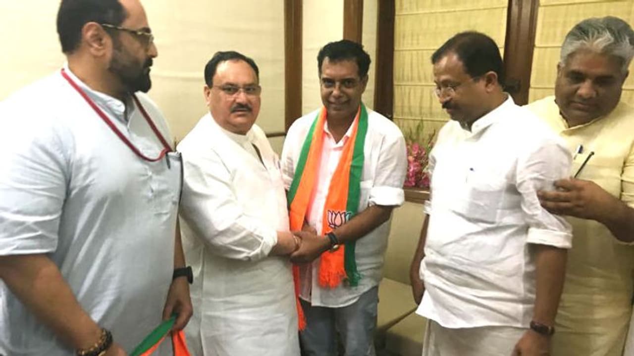 সিপিএম থেকে কংগ্রেস, অবশেষে বিজেপিতেই এলেন মোদী ভক্ত 'পরিযায়ী পাখি' সিপিএম থেকে কংগ্রেস, অবশেষে বিজেপিতেই এলেন মোদী ভক্ত 'পরিযায়ী পাখি'