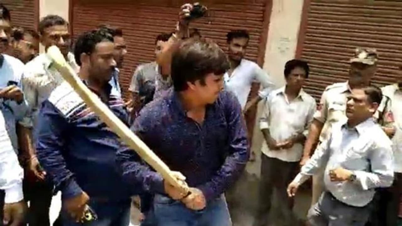 ಸಿಕ್ಸರ್ ಹೊಡೆದಂಗೆ ಅಧಿಕಾರಿಗಳ ಥಳಿಸಿದ ಶಾಸಕ! ಸಿಕ್ಸರ್ ಹೊಡೆದಂಗೆ ಅಧಿಕಾರಿಗಳ ಥಳಿಸಿದ ಶಾಸಕ!