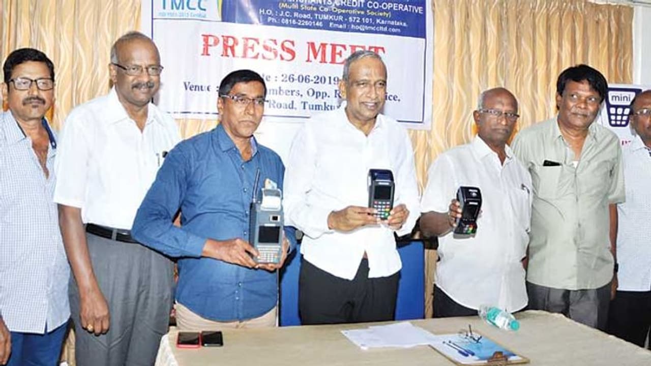 ರಾಜ್ಯದಲ್ಲೇ ಮೊದಲ ಬಾರಿಗೆ ತುಮಕೂರಲ್ಲಿ ಮಿನಿ ಎಟಿಎಂ ರಾಜ್ಯದಲ್ಲೇ ಮೊದಲ ಬಾರಿಗೆ ತುಮಕೂರಲ್ಲಿ ಮಿನಿ ಎಟಿಎಂ