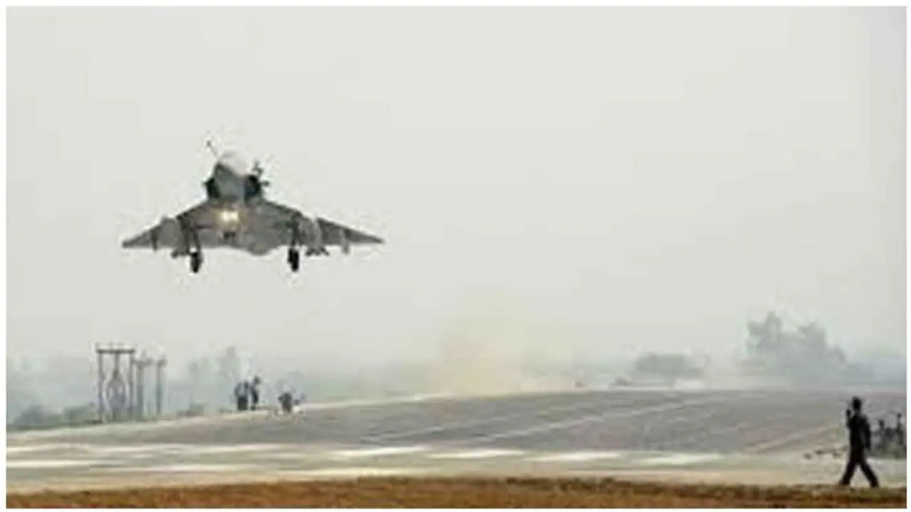 போர் விமானம் மீது பறவை மோதி விபத்து… உயிர் தப்பிய வீரர்