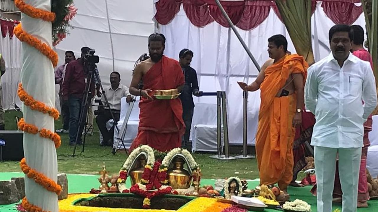 కొత్త సచివాలయ నిర్మాణానికి కేసీఆర్ శంకుస్థాపన కొత్త సచివాలయ నిర్మాణానికి కేసీఆర్ శంకుస్థాపన