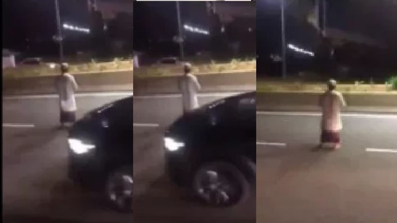 Fact Check| ಭಾರತದಲ್ಲಿ ನಡು ರಸ್ತೆಯಲ್ಲೇ ನಮಾಜ್ ಮಾಡಿದ ವ್ಯಕ್ತಿ! Fact Check| ಭಾರತದಲ್ಲಿ ನಡು ರಸ್ತೆಯಲ್ಲೇ ನಮಾಜ್ ಮಾಡಿದ ವ್ಯಕ್ತಿ!