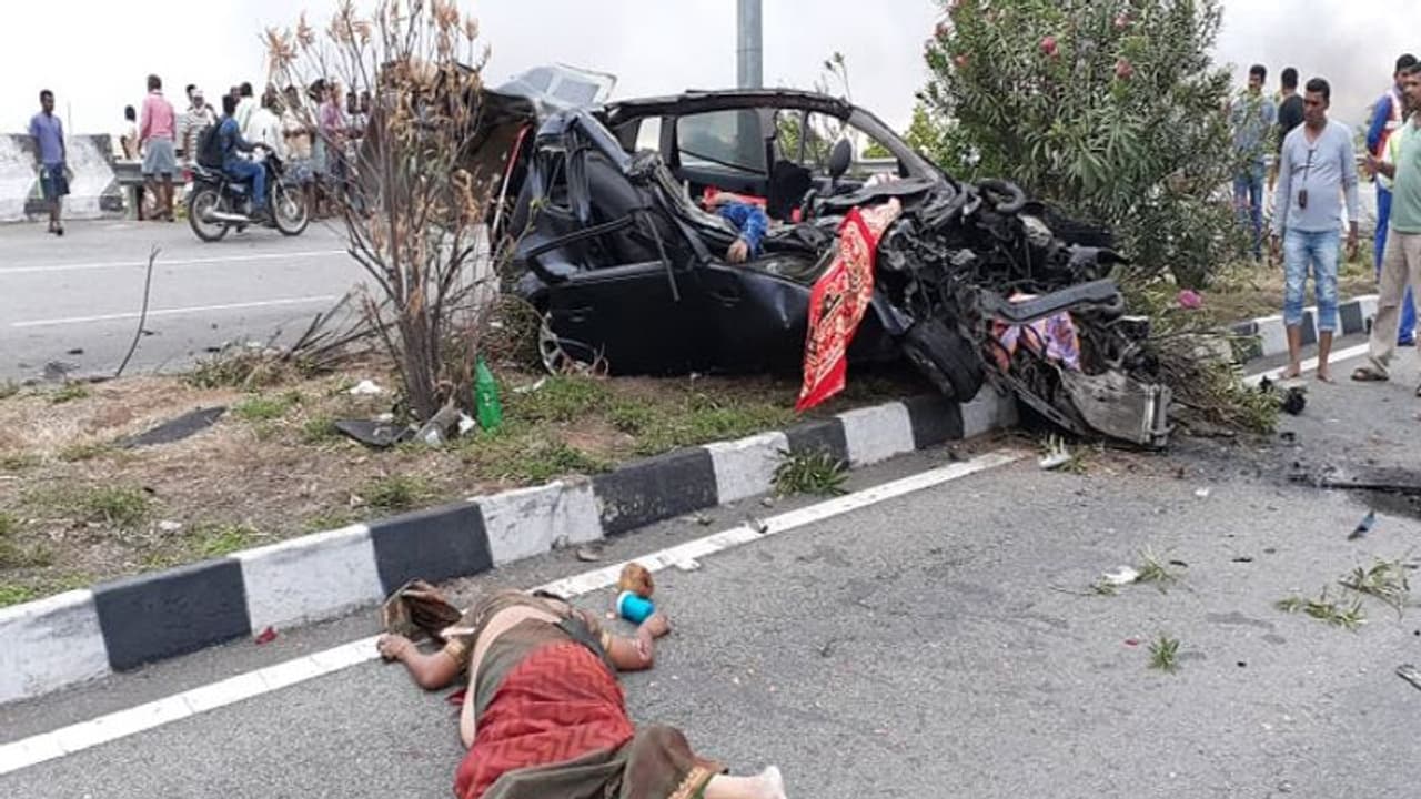 అక్షరాభాస్యానికి వెళ్తూ అనంతలోకాలకు.... ముగ్గురు మృతి అక్షరాభాస్యానికి వెళ్తూ అనంతలోకాలకు.... ముగ్గురు మృతి