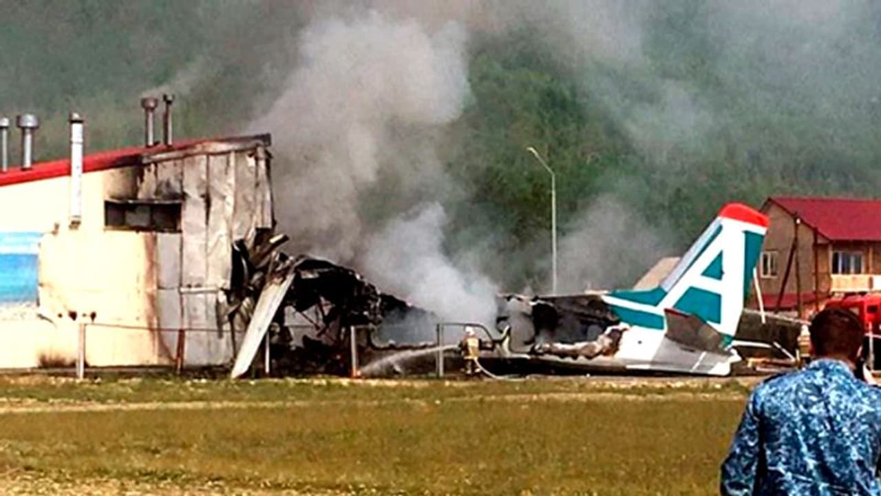 ലാൻഡിങ്ങിനിടെ വിമാനത്തിന് തീപിടിച്ച് രണ്ട് മരണം, ഞെട്ടിക്കുന്ന വിഡിയോ ലാൻഡിങ്ങിനിടെ വിമാനത്തിന് തീപിടിച്ച് രണ്ട് മരണം, ഞെട്ടിക്കുന്ന വിഡിയോ