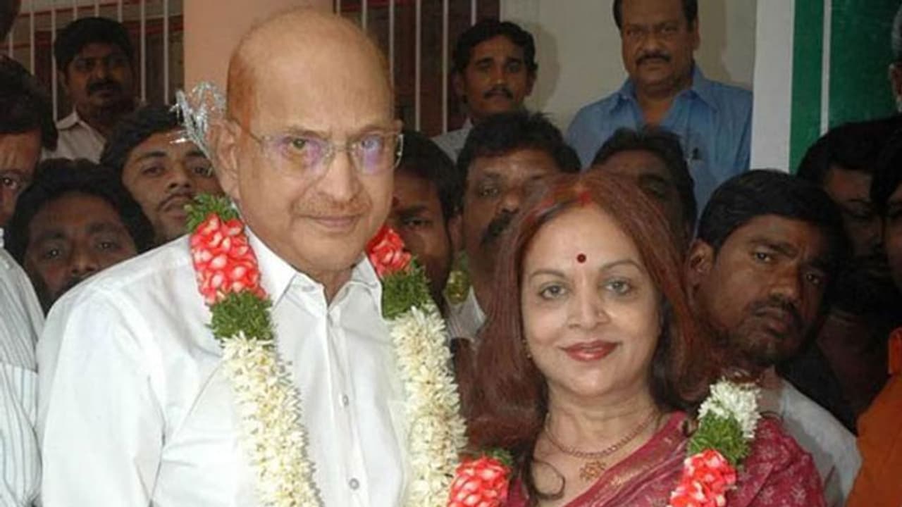 ఆ రికార్డ్ కృష్ణ విజయనిర్మలకే సొంతం! ఆ రికార్డ్ కృష్ణ విజయనిర్మలకే సొంతం!