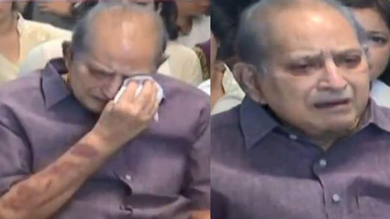 కన్నీరుమున్నీరవుతున్న కృష్ణ! కన్నీరుమున్నీరవుతున్న కృష్ణ!