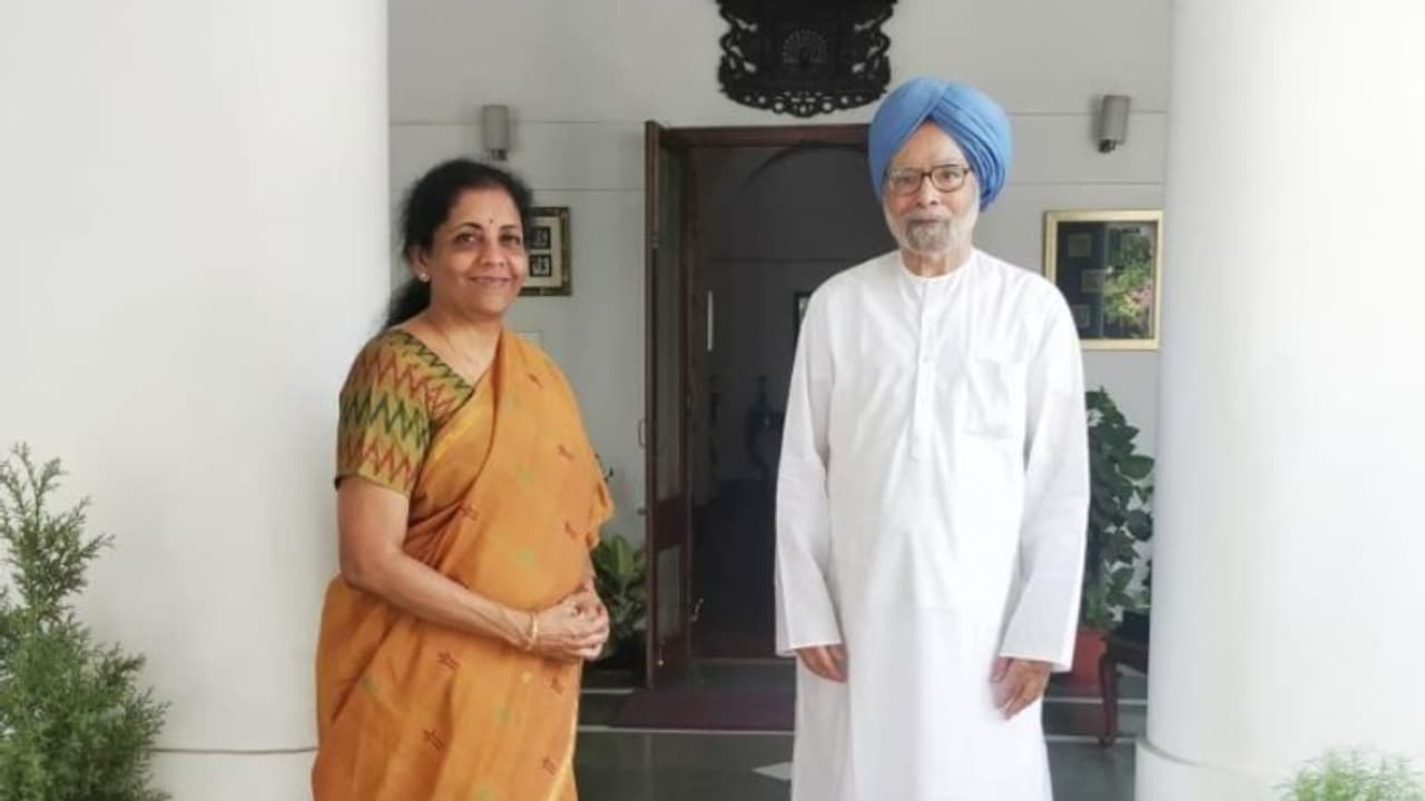 ಮಾಜಿ ಪಿಎಂ ಮನಮೋಹನ್ ಸಿಂಗ್ ಭೇಟಿ ಮಾಡಿದ ನಿರ್ಮಲಾ ಸೀತಾರಾಮನ್ ಮಾಜಿ ಪಿಎಂ ಮನಮೋಹನ್ ಸಿಂಗ್ ಭೇಟಿ ಮಾಡಿದ ನಿರ್ಮಲಾ ಸೀತಾರಾಮನ್
