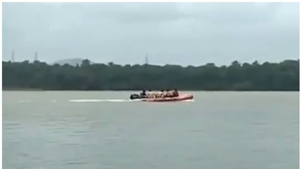 വിദ്യാര്ത്ഥിനി ചാലിയാര് പുഴയില് ചാടി; തെരച്ചില് തുടരുന്നു വിദ്യാര്ത്ഥിനി ചാലിയാര് പുഴയില് ചാടി; തെരച്ചില് തുടരുന്നു