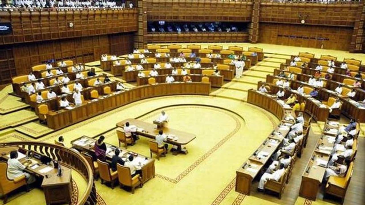 ഭൂമി മതിപ്പ് വില 3000 വാങ്ങുന്നത് 1.60 ലക്ഷത്തിന്; മലയാളം സര്വ്വകലാശാലയില് വന് അഴിമതിയെന്ന് പ്രതിപക്ഷം ഭൂമി മതിപ്പ് വില 3000 വാങ്ങുന്നത് 1.60 ലക്ഷത്തിന്; മലയാളം സര്വ്വകലാശാലയില് വന് അഴിമതിയെന്ന് പ്രതിപക്ഷം