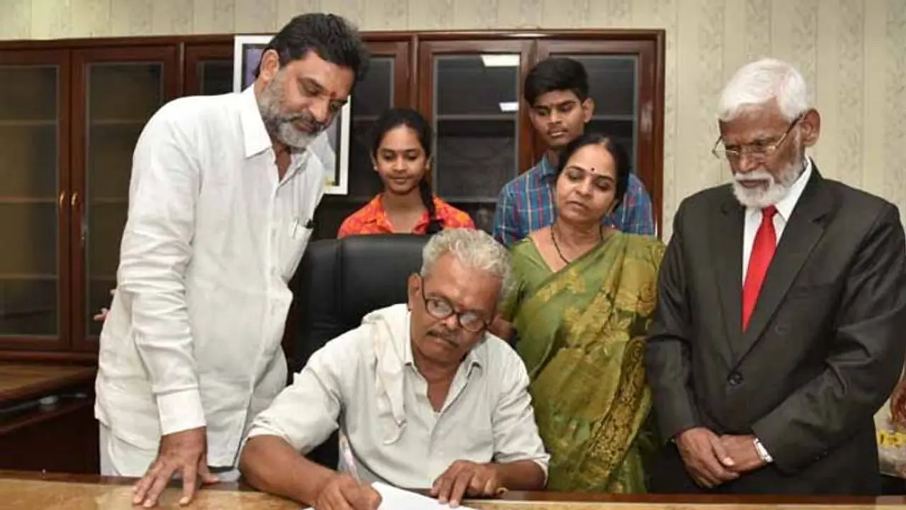 ప్రభుత్వ సలహాదారుగా బాధ్యతలు స్వీకరించిన టంకశాల ప్రభుత్వ సలహాదారుగా బాధ్యతలు స్వీకరించిన టంకశాల