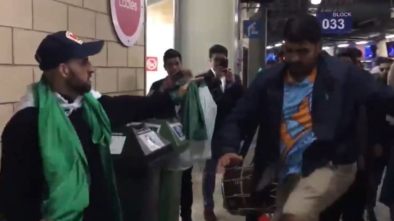 ಇಂಡೋ ಪಾಕ್ ಅಭಿಮಾನಿಗಳಿಂದ ಡ್ಯಾನ್ಸ್ ವೈರಲ್ ಆಯ್ತು ವೀಡಿಯೋ! ಇಂಡೋ ಪಾಕ್ ಅಭಿಮಾನಿಗಳಿಂದ ಡ್ಯಾನ್ಸ್ ವೈರಲ್ ಆಯ್ತು ವೀಡಿಯೋ!