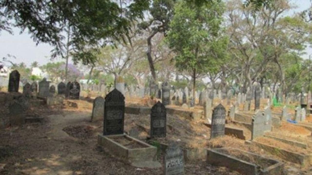 ಧರ್ಮ ಮೀರಿದ ಮಾನವೀಯತೆ: ಅಯೋಧ್ಯೆಯಲ್ಲಿ ಹಿಂದೂಗಳ ಜಾಗ ಮುಸ್ಲಿಮರಿಗೆ! ಧರ್ಮ ಮೀರಿದ ಮಾನವೀಯತೆ: ಅಯೋಧ್ಯೆಯಲ್ಲಿ ಹಿಂದೂಗಳ ಜಾಗ ಮುಸ್ಲಿಮರಿಗೆ!