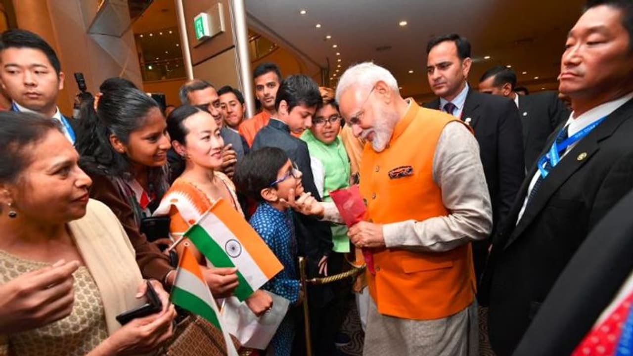 জাপানে ভারতীয়দের জয়গান গাইলেন মোদী, তাঁকে ঘিরে ভেসে এল জয় শ্রী রাম ধ্বনি জাপানে ভারতীয়দের জয়গান গাইলেন মোদী, তাঁকে ঘিরে ভেসে এল জয় শ্রী রাম ধ্বনি