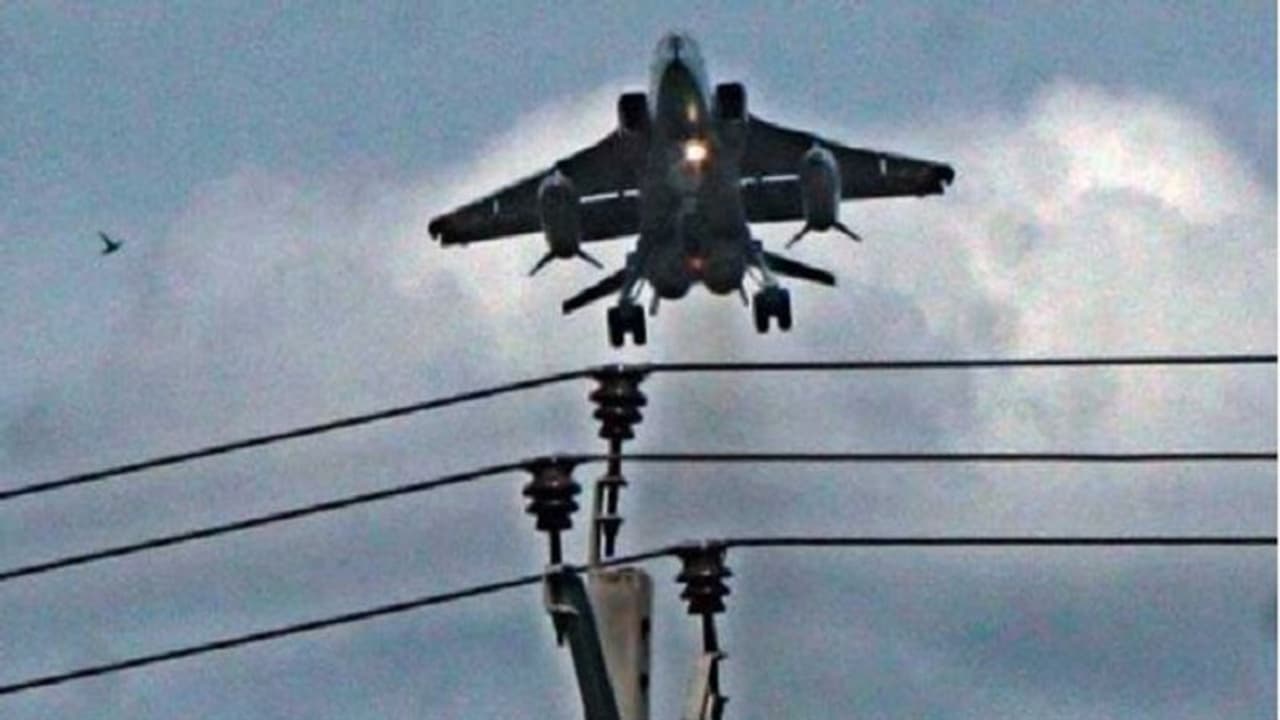 ವಾಯುಪಡೆ ವಿಮಾನಕ್ಕೆ ಡಿಕ್ಕಿ ಹೊಡೆದ ಹಕ್ಕಿ: ಬಾಂಬ್ ಹೊರ ಎಸೆದು ಭೂಸ್ಪರ್ಶಿಸಿದ ಪೈಲೆಟ್! ವಾಯುಪಡೆ ವಿಮಾನಕ್ಕೆ ಡಿಕ್ಕಿ ಹೊಡೆದ ಹಕ್ಕಿ: ಬಾಂಬ್ ಹೊರ ಎಸೆದು ಭೂಸ್ಪರ್ಶಿಸಿದ ಪೈಲೆಟ್!