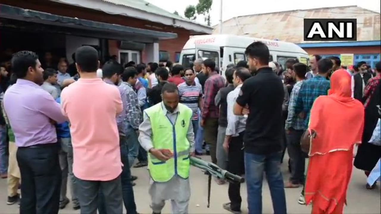 ಕಣಿವೆಗೆ ಉರುಳಿದ ಶಾಲಾ ಬಸ್: 11 ವಿದ್ಯಾರ್ಥಿಗಳ ದುರ್ಮರಣ ಕಣಿವೆಗೆ ಉರುಳಿದ ಶಾಲಾ ಬಸ್: 11 ವಿದ್ಯಾರ್ಥಿಗಳ ದುರ್ಮರಣ