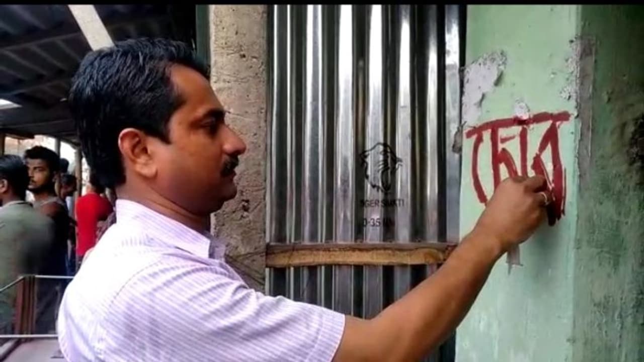 কাটমানি নিয়ে ঘর দেননি কাউন্সিলর, দেওয়ালে 'চোর' লিখে দিল জনতা কাটমানি নিয়ে ঘর দেননি কাউন্সিলর, দেওয়ালে 'চোর' লিখে দিল জনতা