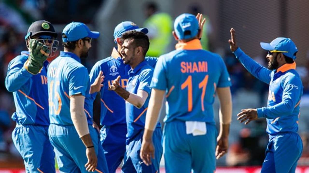 അയാളുടെ സാന്നിധ്യം ആഗ്രഹിക്കുന്നു; അദൃശ്യനാവാന് പറ്റുമായിരുന്നെങ്കിലെന്ന് തോന്നാറുണ്ട്: ചാഹല് അയാളുടെ സാന്നിധ്യം ആഗ്രഹിക്കുന്നു; അദൃശ്യനാവാന് പറ്റുമായിരുന്നെങ്കിലെന്ന് തോന്നാറുണ്ട്: ചാഹല്