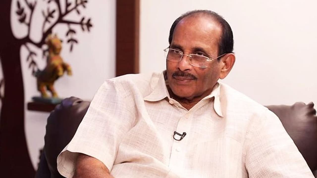 മലയാളത്തില് ആദ്യ തിരക്കഥയുമായി 'ബാഹുബലി' രചയിതാവ്; വരുന്നത് ബിഗ് ബജറ്റ് ചിത്രം മലയാളത്തില് ആദ്യ തിരക്കഥയുമായി 'ബാഹുബലി' രചയിതാവ്; വരുന്നത് ബിഗ് ബജറ്റ് ചിത്രം