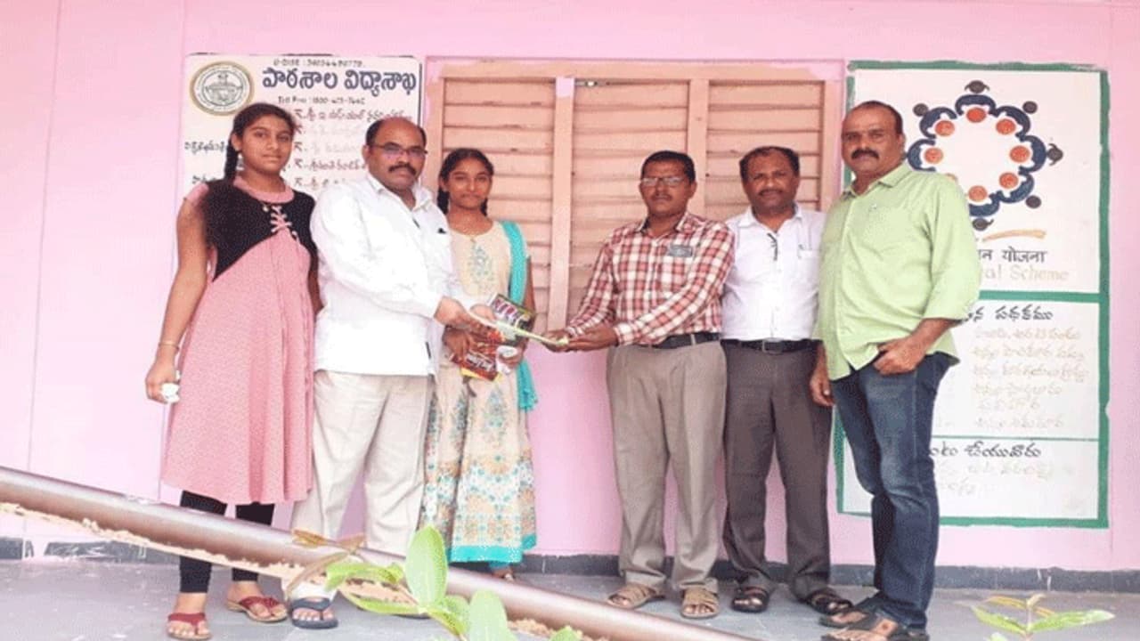 ప్రభుత్వ పాఠశాలలో జిల్లా జడ్జి కుమార్తెలు ప్రభుత్వ పాఠశాలలో జిల్లా జడ్జి కుమార్తెలు