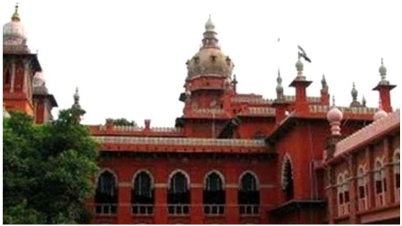 இனி மைலார்ட் என்றழைக்காதீர்கள்... நீதிபதிகள் அறிவுறுத்தல்..! இனி மைலார்ட் என்றழைக்காதீர்கள்... நீதிபதிகள் அறிவுறுத்தல்..!