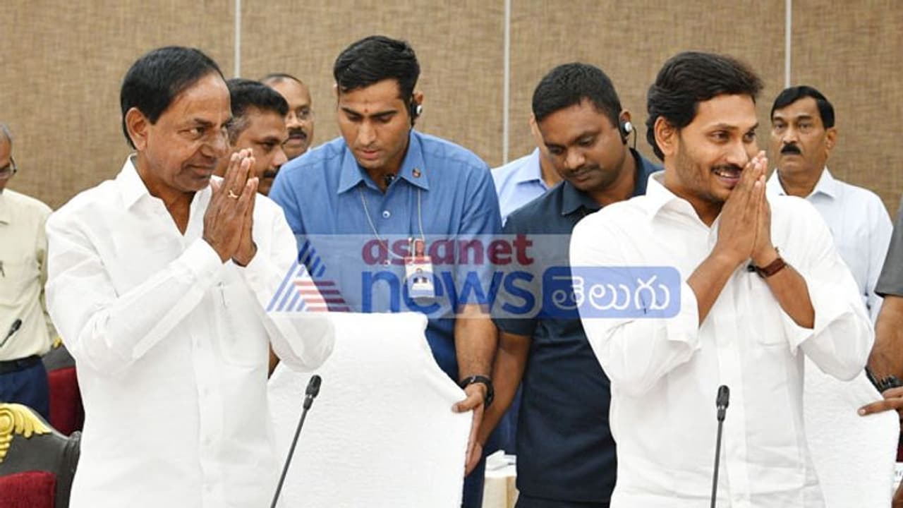 కేసీఆర్, జగన్ భేటీపై వార్తాకథనం: ఎపి సిఎంవో ఫైర్ కేసీఆర్, జగన్ భేటీపై వార్తాకథనం: ఎపి సిఎంవో ఫైర్