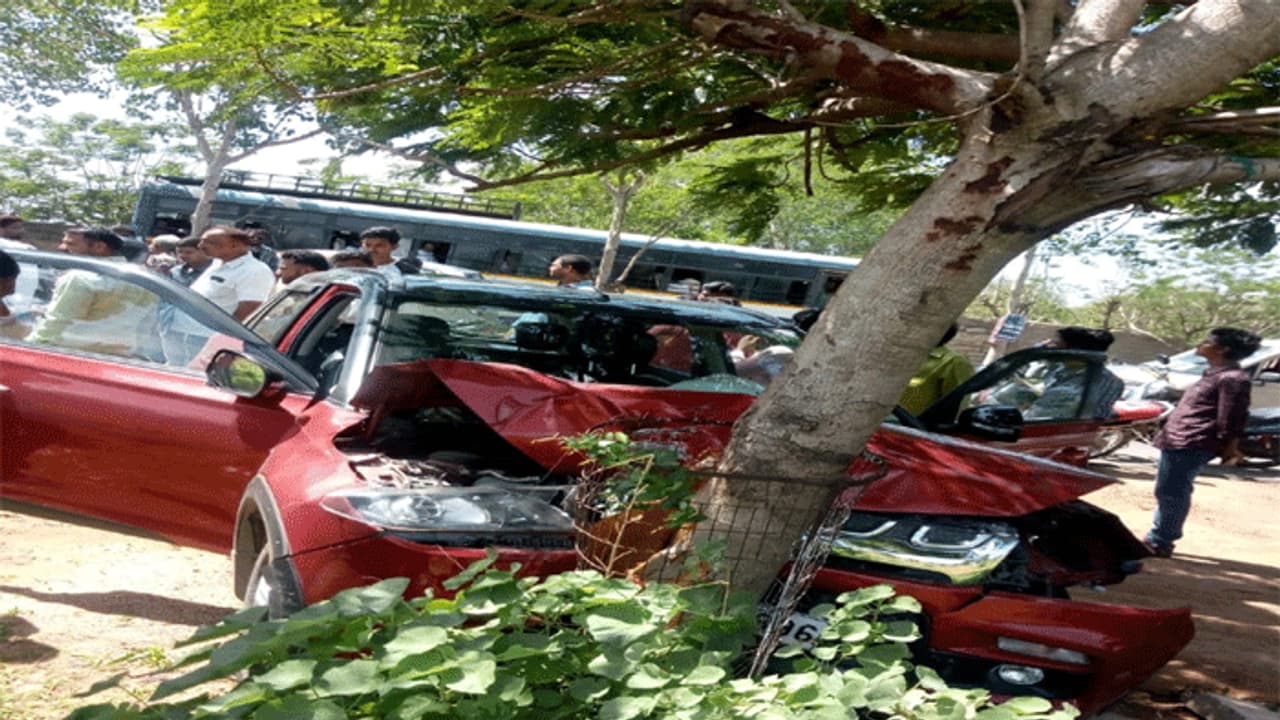 మాజీ ఎమ్మెల్యే కుమార్తె కారుకి ప్రమాదం