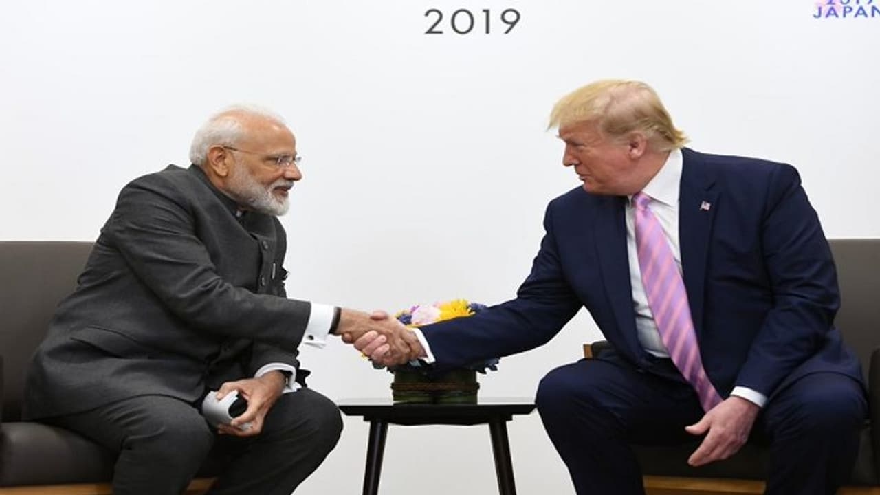 ಟ್ರಂಪ್ ಮುಂದೆ ಮೋದಿ 'JAI': ಮಿಲಾಯಿಸೇ ಬಿಟ್ಟರು ಕೈ! ಟ್ರಂಪ್ ಮುಂದೆ ಮೋದಿ 'JAI': ಮಿಲಾಯಿಸೇ ಬಿಟ್ಟರು ಕೈ!