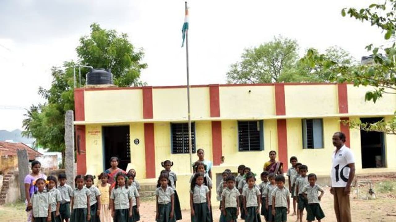 மார்ச் 31 வரை பள்ளிகூடங்களுக்கு லீவு விடுங்க...!! கொரோனா அச்சத்தில் பதறும் ஆசிரியர்கள்...!!