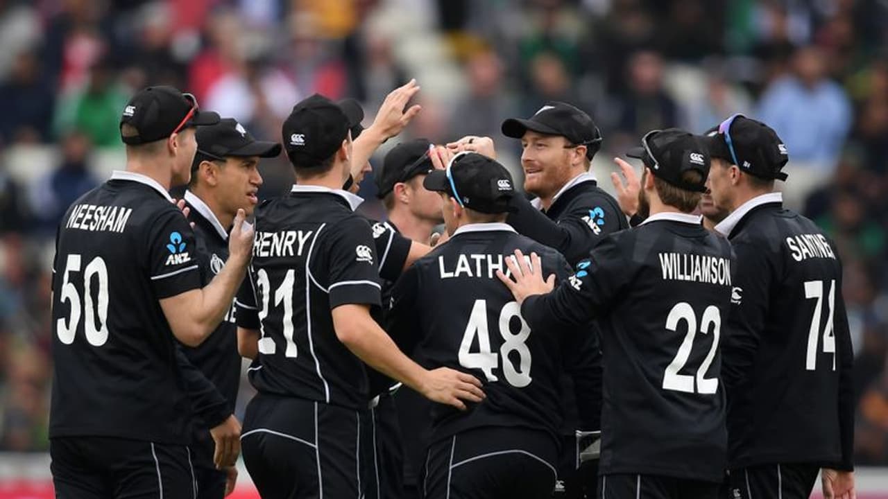 ലോകകപ്പ് ഫൈനലിന്റെ ടിക്കറ്റുകള് കരിഞ്ചന്തയ്ക്ക്; ഇന്ത്യന് ആരാധകരോട് അഭ്യര്ത്ഥനയുമായി കിവീസ് താരം ലോകകപ്പ് ഫൈനലിന്റെ ടിക്കറ്റുകള് കരിഞ്ചന്തയ്ക്ക്; ഇന്ത്യന് ആരാധകരോട് അഭ്യര്ത്ഥനയുമായി കിവീസ് താരം