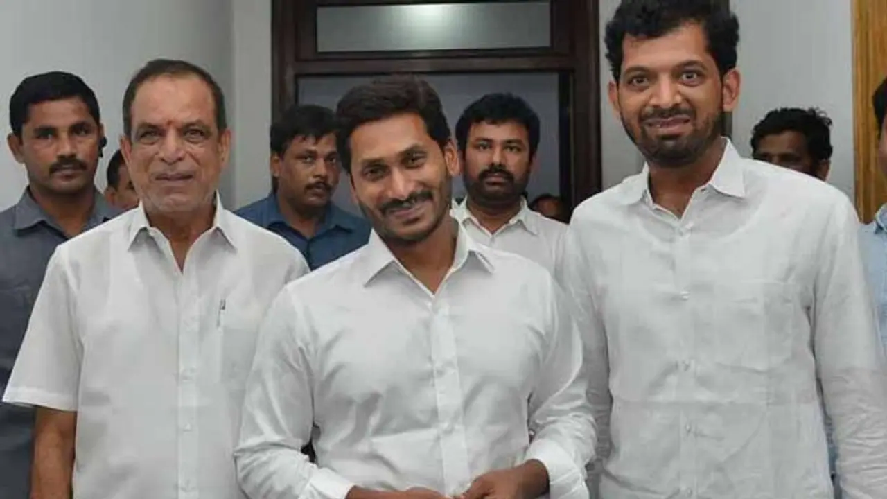 టీడీపీకి గుడ్బై, వైసీపీలో చేరిక: పోయిన పదవి తిరిగొచ్చింది టీడీపీకి గుడ్బై, వైసీపీలో చేరిక: పోయిన పదవి తిరిగొచ్చింది