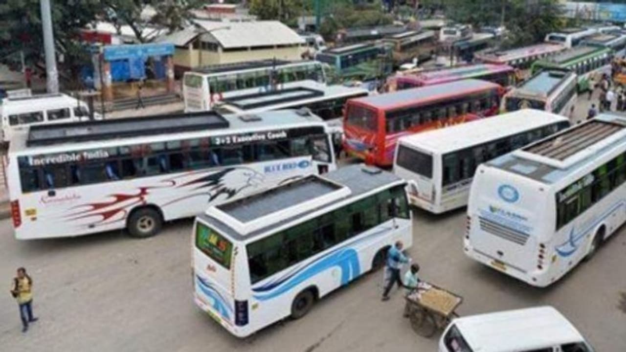 రాజమండ్రిలో ఆక్సిజన్ ఆన్ వీల్స్: ఆర్టీసీ బస్సుల్లో కరోనా రోగులకు ఆక్సిజన్ బెడ్స్ రాజమండ్రిలో ఆక్సిజన్ ఆన్ వీల్స్: ఆర్టీసీ బస్సుల్లో కరోనా రోగులకు ఆక్సిజన్ బెడ్స్