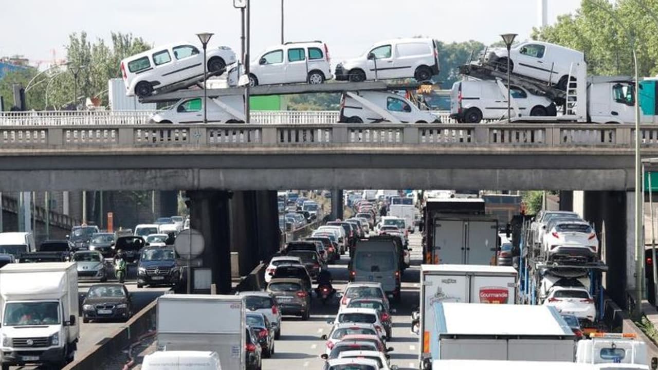 പാരീസിൽ പാതിയിലേറെ കാറുകളും നിരോധിച്ചു; ലംഘിച്ചാൽ കനത്ത പിഴ ചുമത്തും പാരീസിൽ പാതിയിലേറെ കാറുകളും നിരോധിച്ചു; ലംഘിച്ചാൽ കനത്ത പിഴ ചുമത്തും