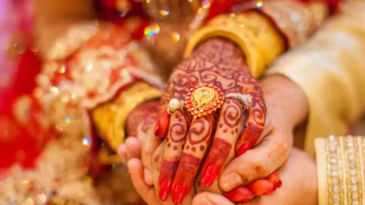 বিয়ের আসরে কেঁদে ভাসাল বর, বিয়ে বাতিল করার পথে আদালত বিয়ের আসরে কেঁদে ভাসাল বর, বিয়ে বাতিল করার পথে আদালত