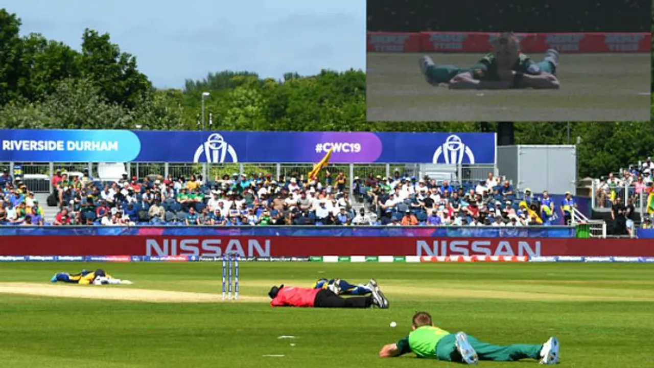 বিশ্বকাপের ম্যাচ, ক্রিকেটার থেকে আম্পায়ার সবাই মাঠে উপুড় হয়ে পড়ে! হল টা কী বিশ্বকাপের ম্যাচ, ক্রিকেটার থেকে আম্পায়ার সবাই মাঠে উপুড় হয়ে পড়ে! হল টা কী