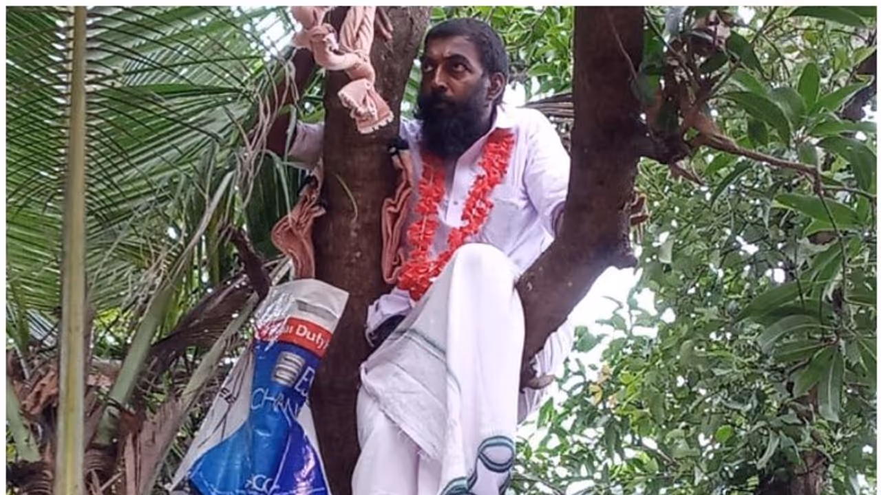 ആത്മഹത്യാ ഭീഷണിയുമായി വ്യവസായി മരത്തിന് മുകളില് ആത്മഹത്യാ ഭീഷണിയുമായി വ്യവസായി മരത്തിന് മുകളില്