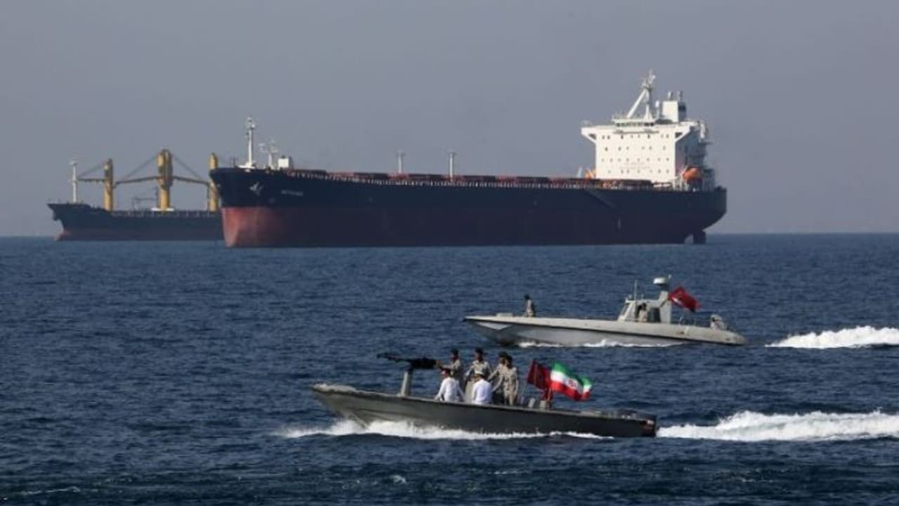 హెర్ముజ్ జలసంధిలో ఉద్రిక్తత: బ్రిటిష్ ట్యాంకర్ను అడ్డగించిన ఇరాన్ హెర్ముజ్ జలసంధిలో ఉద్రిక్తత: బ్రిటిష్ ట్యాంకర్ను అడ్డగించిన ఇరాన్