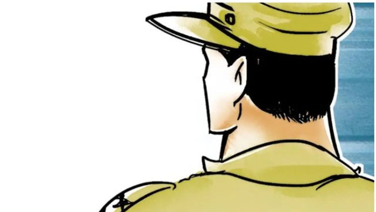 Bengaluru Police constable caught on cam for doing good deed; praised by seniors Bengaluru Police constable caught on cam for doing good deed; praised by seniors