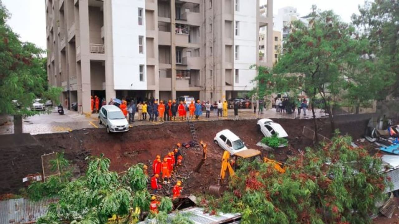 প্রবল বর্ষণে ধসে পড়ল দেওয়াল, চাপা পড়ে পুণেতে মৃত অন্তত ১৭ প্রবল বর্ষণে ধসে পড়ল দেওয়াল, চাপা পড়ে পুণেতে মৃত অন্তত ১৭