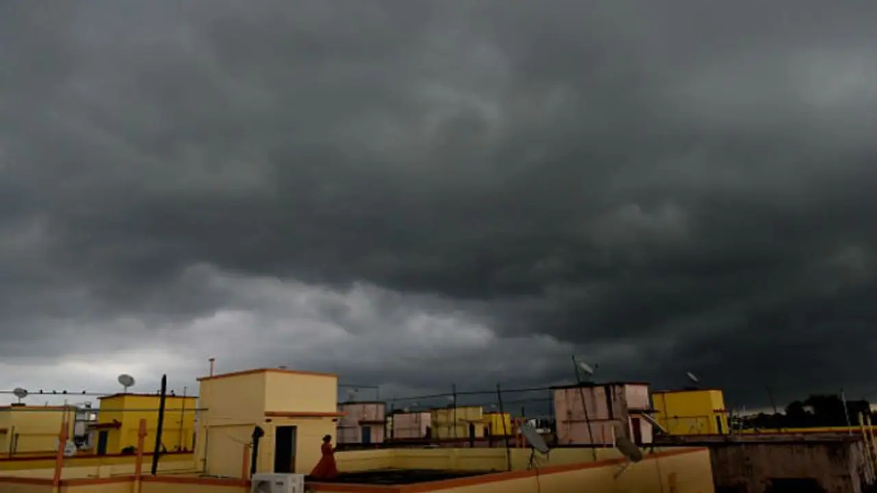 Weather Report: ৪৮ ঘণ্টা হালকা বৃষ্টির সম্ভাবনা দক্ষিণবঙ্গে, আকাশ পরিষ্কার হলেই নামবে রাতের তাপমাত্রা