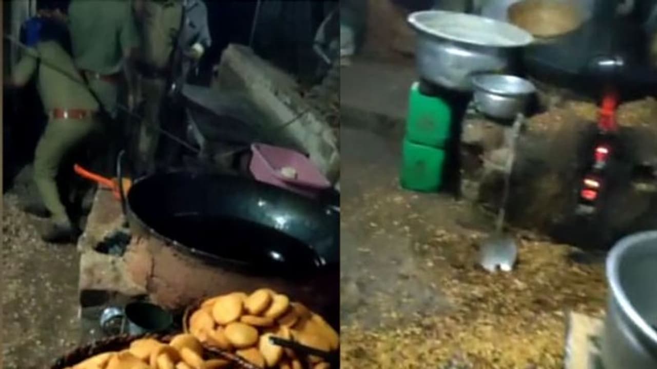 വൃത്തിഹീനം; കോഴിക്കോട് നാല് ലഘുഭക്ഷണ നിര്മ്മാണ കേന്ദ്രങ്ങള് അടച്ചുപൂട്ടി വൃത്തിഹീനം; കോഴിക്കോട് നാല് ലഘുഭക്ഷണ നിര്മ്മാണ കേന്ദ്രങ്ങള് അടച്ചുപൂട്ടി