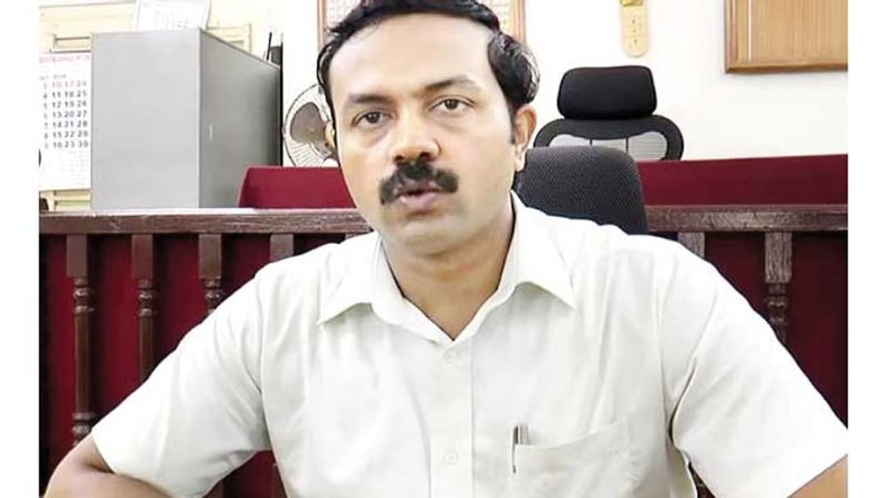 ಸಬ್ ರಿಜಿಸ್ಟ್ರಾರ್ ಕಚೇರಿಯಲ್ಲಿ ಕಾಗದಕ್ಕೂ ಕೂಡ ಕಾಸಿಲ್ಲ ಸಬ್ ರಿಜಿಸ್ಟ್ರಾರ್ ಕಚೇರಿಯಲ್ಲಿ ಕಾಗದಕ್ಕೂ ಕೂಡ ಕಾಸಿಲ್ಲ