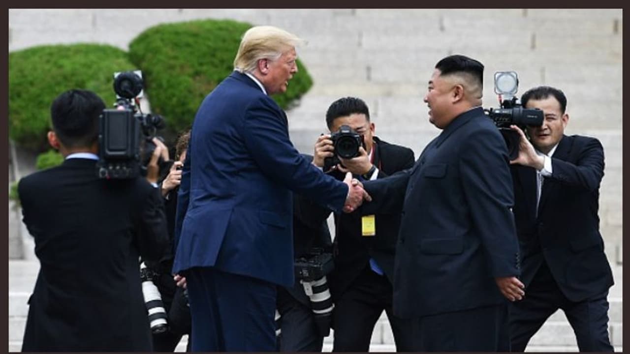 'സമാധാനത്തിന്‍റെ ഹസ്തദാനം': സൈനിക വിമുക്തമേഖലയിൽ ട്രംപ് കിം കൂടിക്കാഴ്ച