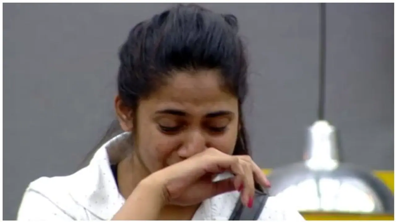 என் அப்பா இவரை போலவே இருப்பார்! இதுவரை சொல்லாத வார்த்தையை அழுதபடி கூறிய லாஸ்லியா! என் அப்பா இவரை போலவே இருப்பார்! இதுவரை சொல்லாத வார்த்தையை அழுதபடி கூறிய லாஸ்லியா!