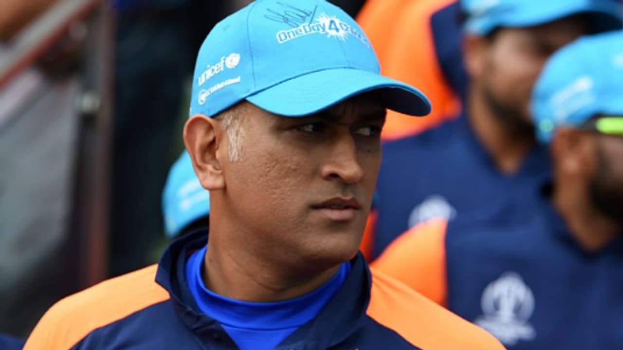 ధోనీపై విమర్శల వెల్లువ: సంజయ్ బంగర్ ఆగ్రహం ధోనీపై విమర్శల వెల్లువ: సంజయ్ బంగర్ ఆగ్రహం