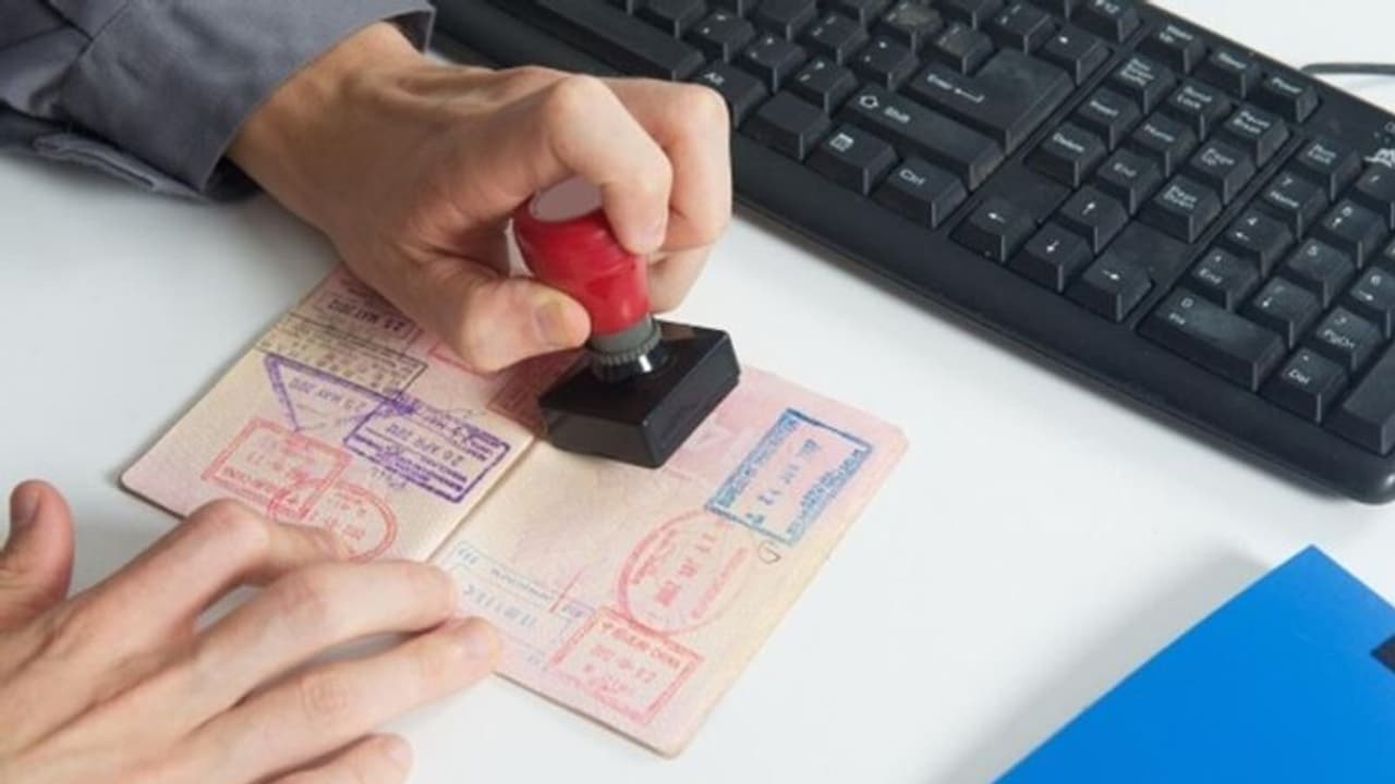 ബിരുദ യോഗ്യതയില്ലാത്ത പ്രവാസികള്‍ വലിയ തോതില്‍ നാട്ടിലേക്ക് മടങ്ങിപ്പോകുന്നുവെന്ന് കണക്കുകള്‍