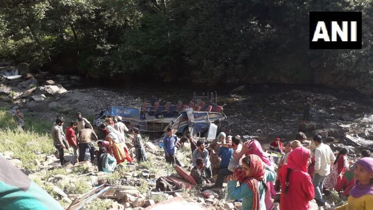 जम्मू कश्मीर में भीषण सड़क दुर्घटना में 35 लोगों की मौत
